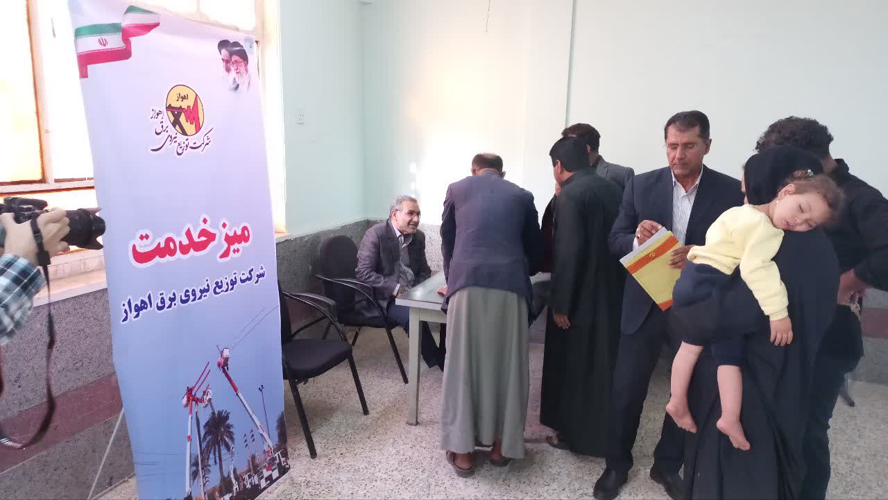 میز خدمت برق اهواز در مدرسه شهید مفتح منطقه آل صافی برگزار شد.